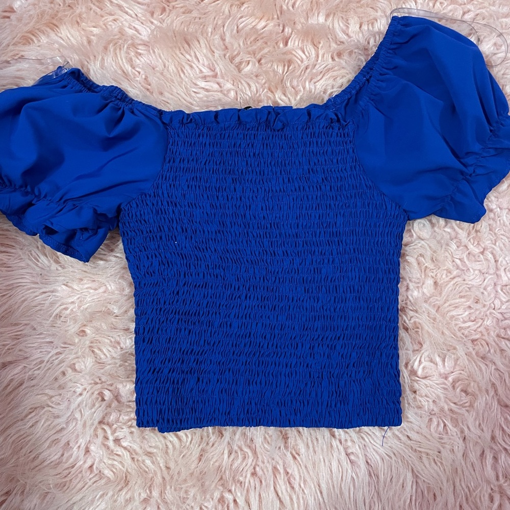 im selling these clothes, some are medium and small - Picture 5 of 9